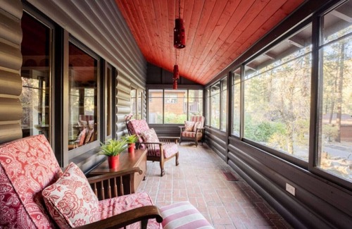 Wrightwood Apartamento | Wrightwood Chalet: Hot Tub, AC, Game Rooms, WW Chalet