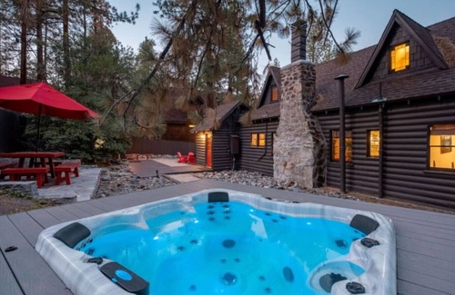 Wrightwood Apartamento | Wrightwood Chalet: Hot Tub, AC, Game Rooms, WW Chalet
