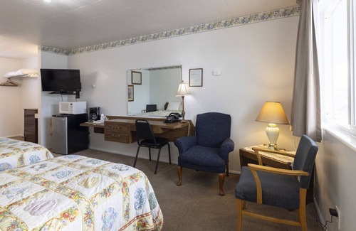 Frontier Casa | KABINO: Fossil Butte Motel #07 King A/C Mini Fridge Microwave Cable Wifi