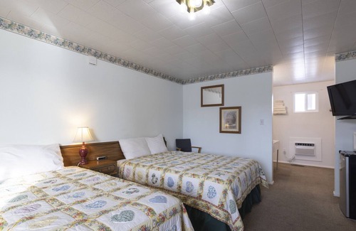 Frontier Casa | KABINO: Fossil Butte Motel #07 King A/C Mini Fridge Microwave Cable Wifi