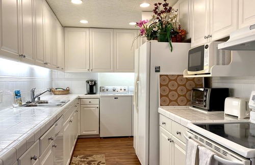 Waialae Iki Apartamento | Kahala Beach 2B/2bath/1pkg Condo