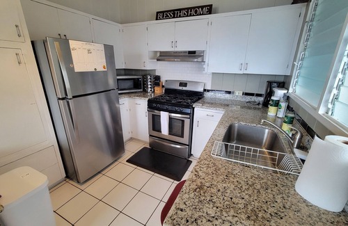 Keolu Hills Casa | Especiales de Mayo !! Casa amigable para la familia con aire acondicionado, 3 dormitorios, cerca de la playa Kailua!