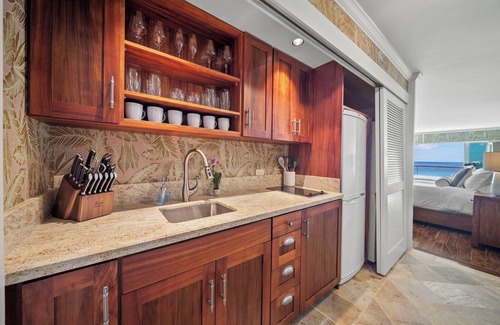 Diamond Head - Kapahulu - St. Louis Condominio | Kaimana Breeze by Gather: Luxe Oceanfront Condo w/ Beach & Fireworks Views
