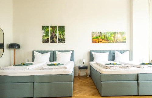 Charlottenburg Apartamento | KAISER 02 by ROCKCHAIR Apartments l SUPERHOST Status l 3 Bedrooms Boxspringbeds 2 Bathrooms l Cozy Family & Business Flair 155 sqm 3 Balcony 2nd Floor Elevator up to 10 guests welcomes you!