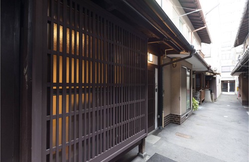 Karasuma Casa | 'Kakishibu-an' Machiya Holiday House