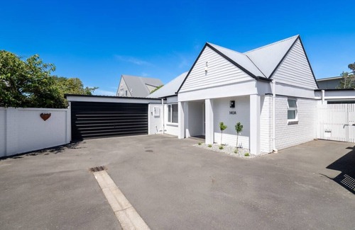 Merivale Casa | Kaleido Nook Enchanting 3BR Magic on Rugby Street