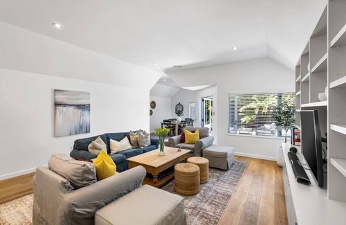 Merivale Casa | Kaleido Nook Enchanting 3BR Magic on Rugby Street