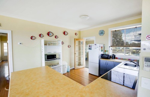Kalimna Casa | Kalimna Holiday House: Relax and enjoy the magnificent 180-degree water views