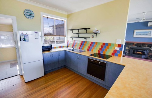 Kalimna Casa | Kalimna Holiday House: Relax and enjoy the magnificent 180-degree water views