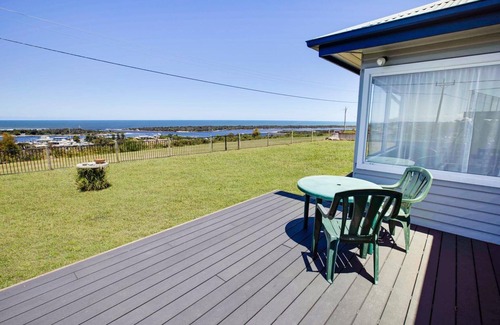 Kalimna Casa | Kalimna Holiday House: Relax and enjoy the magnificent 180-degree water views