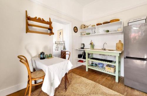 Kalk Bay Apartamento | Kalk Bay Cottage with Patio Harbour View