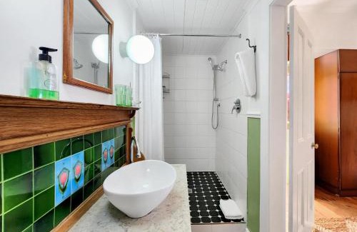 Kalk Bay Apartamento | Kalk Bay Cottage with Patio Harbour View