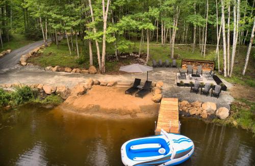 Lac-Superieur Chalet De Esquí | KALLM-Mont-Tremblant chalet with hot tub, pond & beach on private 7acre estate