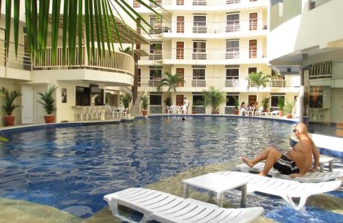 Balibago Apartamento | KANDI B11, Poolside, Free Netflix, 250 MBPS, 55" Smart TV, Deluxe King Bed, Fully Equipped Kitchen, Electric is Xtra
