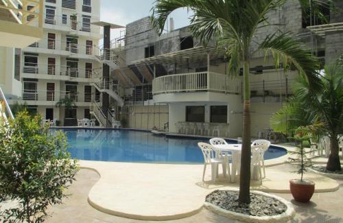 Balibago Apartamento | KANDI B11, Poolside, Free Netflix, 250 MBPS, 55" Smart TV, Deluxe King Bed, Fully Equipped Kitchen, Electric is Xtra