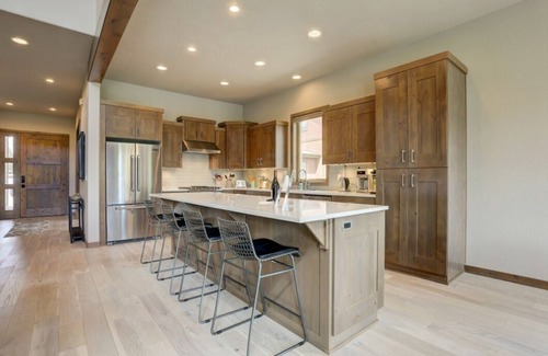 Bend Casa | Deschutes River Luxury Brand New 5 BR, Jacuzzi, Firepit