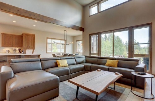 Bend Casa | Deschutes River Luxury Brand New 5 BR, Jacuzzi, Firepit