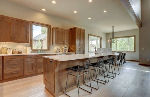 Bend Casa | Deschutes River Luxury Brand New 5 BR, Jacuzzi, Firepit