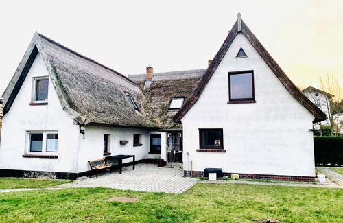 Graal Mueritz Casa | Kapitäns HUS - Ganzes Haus nur 300m zum Strand mit Infrarotsauna, Großer Garten, Kamin, Whirlpool -