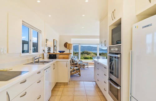 Waikanae Casa | Kapiti Panorama – Waikanae Beach Holiday Home