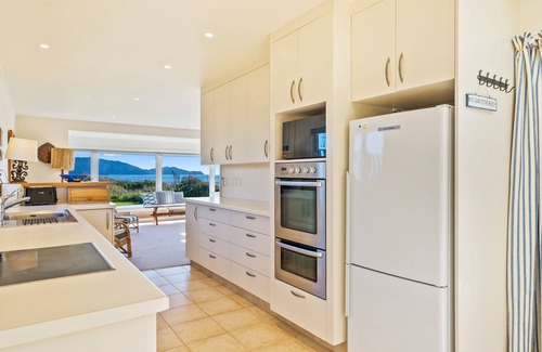 Waikanae Casa | Kapiti Panorama – Waikanae Beach Holiday Home