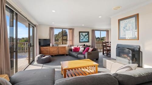 Waikanae Casa | Kapiti Views - Waikanae Beach Holiday Home