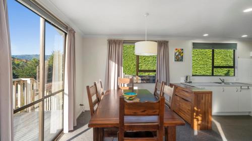 Waikanae Casa | Kapiti Views - Waikanae Beach Holiday Home