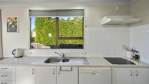 Waikanae Casa | Kapiti Views - Waikanae Beach Holiday Home