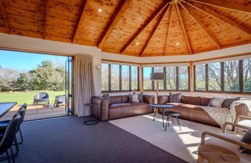Ngakuru Casa | Karapiti Lodge - Stunning Rural Getaway