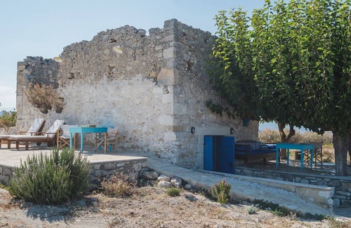Kalyves Apartamento | Karavos View - A unique artists' hideaway Paradise