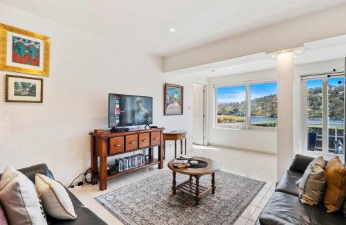 Geilston Bay Apartamento | Karinya apartment waterfront views - 2 Bed 2 Bath