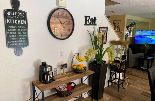 Northside Casa | Karla’s Enchanted View. 3 BR, 2.5 Bath, Gym, Pool Tbl, 13 Min to JIA. Sleeps 6
