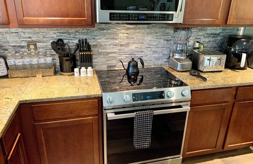 Northside Casa | Karla’s Enchanted View. 3 BR, 2.5 Bath, Gym, Pool Tbl, 13 Min to JIA. Sleeps 6