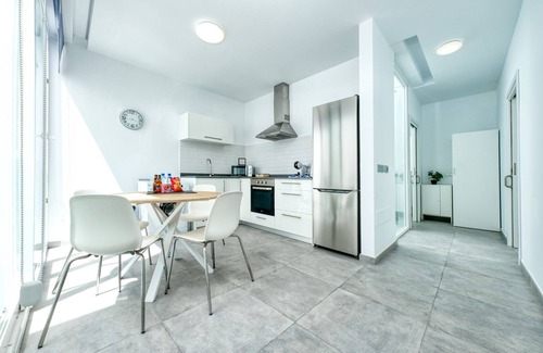 Caleta de Famara Chalet De Esquí | Karma 1 - a 25m del mar, wifi rapido y azotea con vista al mar