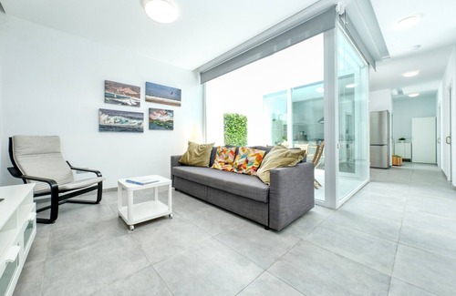 Caleta de Famara Chalet De Esquí | Karma Famara 2 - a 25m del mar, wifi rápido, azotea con vista al mar