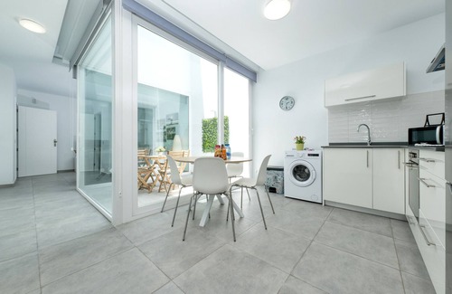 Caleta de Famara Chalet De Esquí | Karma Famara 2 - a 25m del mar, wifi rápido, azotea con vista al mar