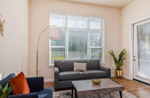 Durham Apartamento | Kasa | Charming 2BD + Pool Access | Durham