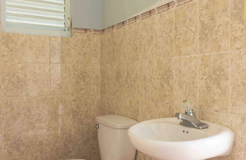 Camaceyes Cama Y Desayuno | Kasa Loza - Solar-Powered Villa Near Airport & Top Beaches