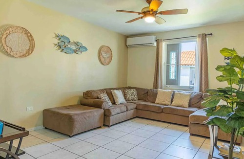 Camaceyes Cama Y Desayuno | Kasa Loza - Solar-Powered Villa Near Airport & Top Beaches