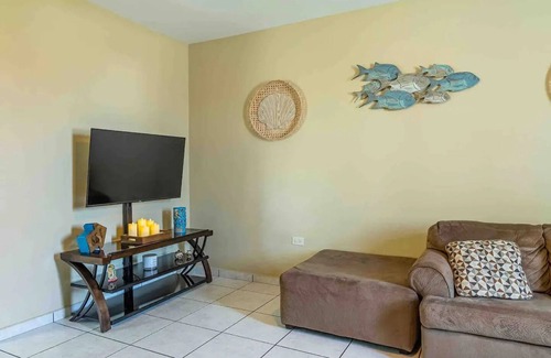 Camaceyes Cama Y Desayuno | Kasa Loza - Solar-Powered Villa Near Airport & Top Beaches