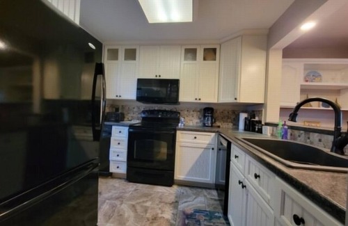 North Shore Casa | Kates Cottage: Kayaks, Wifi, Main Channel View, close to everything