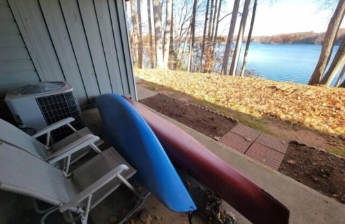 North Shore Casa | Kates Cottage: Kayaks, Wifi, Main Channel View, close to everything