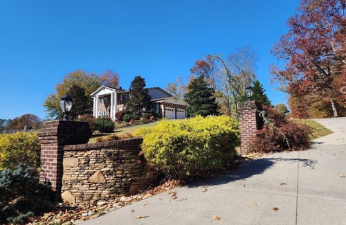 Knoxville Cabaña | Kathi's Cottage by Downtown Knoxville, Sevierville, Pigeon Forge, Gatlinburg