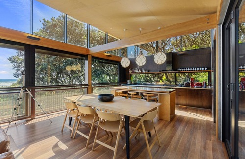 Piha Casa | Kawakawa House - Piha Holiday Home