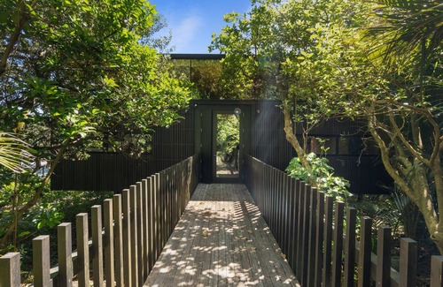 Piha Casa | Kawakawa House - Piha Holiday Home