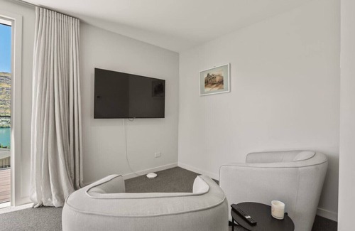 Frankton Casa | Kawarau Room With Lake Views