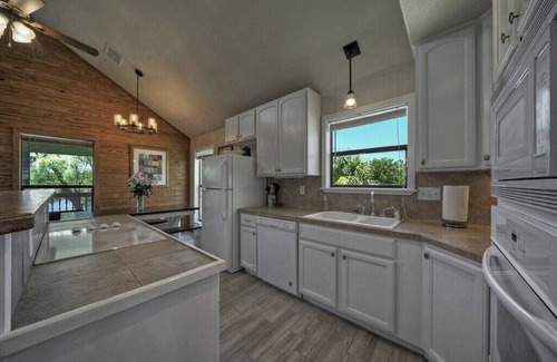Burnet Casa | Kayaks, Boat Lift, Ping-Pong, Dog-Friendly