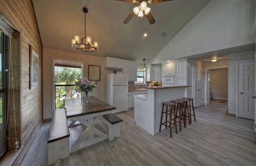 Burnet Casa | Kayaks, Boat Lift, Ping-Pong, Dog-Friendly