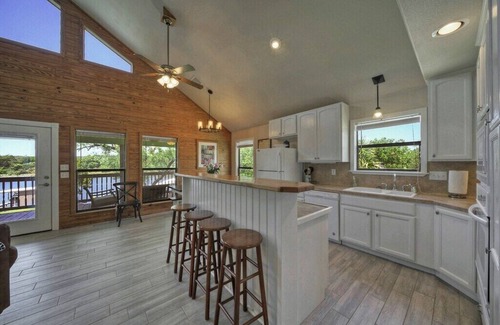 Burnet Casa | Kayaks, Boat Lift, Ping-Pong, Dog-Friendly