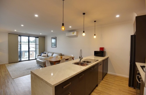 Canadian Casa | Kaythree - Perfect 3br townhouse close to the centre of Ballarat